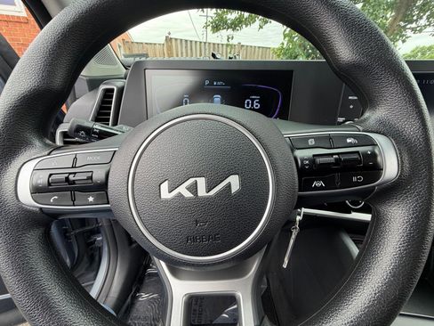 Used 2025 Kia Sportage LX FWD image 27