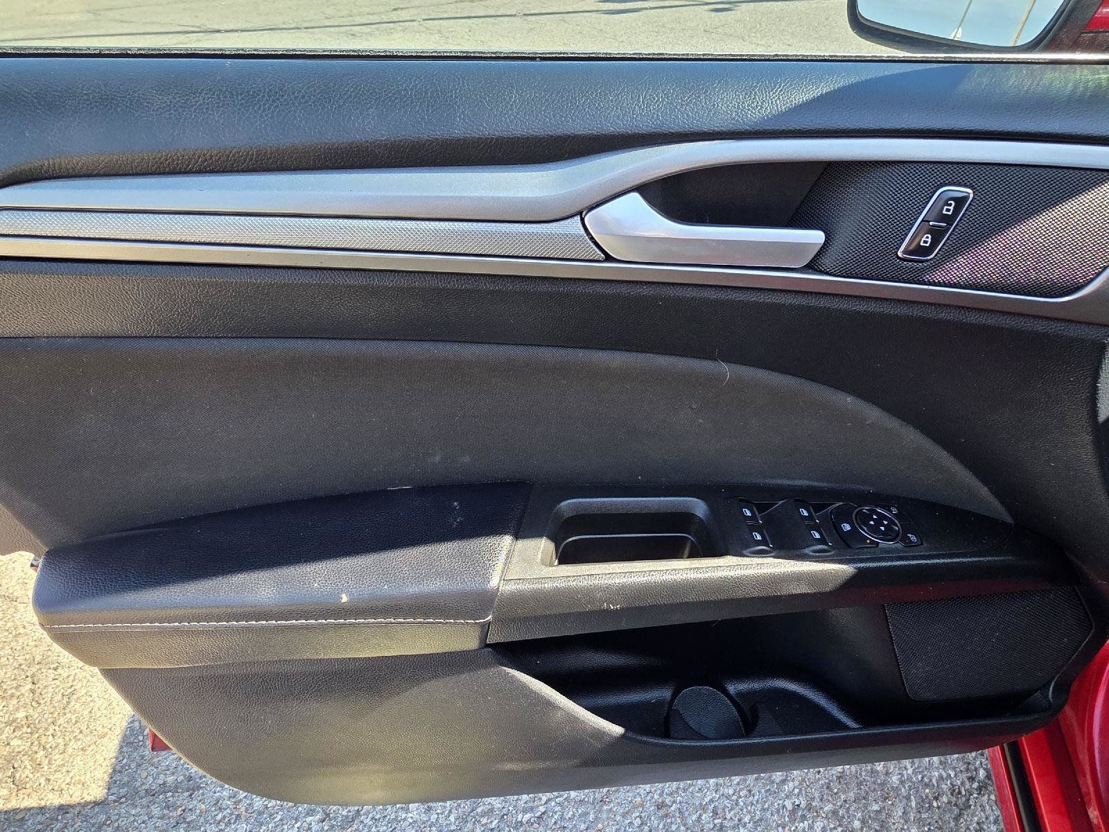Used 2020 Ford Fusion SE FWD image 35