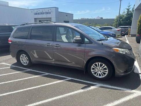 Used 2013 Toyota Sienna XLE FWD image 2