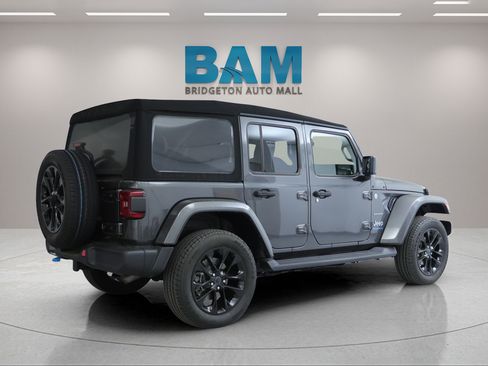 Used 2024 Jeep Wrangler Unlimited Sahara w/ Technology Group AWD/4WD image 7