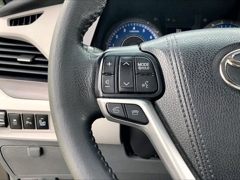 Used 2017 Toyota Sienna XLE FWD image 23
