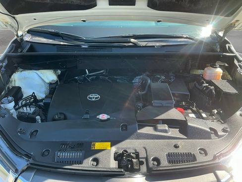 Used 2019 Toyota Highlander XLE AWD/4WD image 18