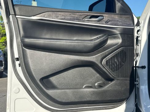 Used 2024 Jeep Grand Cherokee L Limited w/ Black Appearance Package AWD/4WD image 10