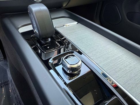 Used 2025 Volvo XC60 B5 Plus image 28