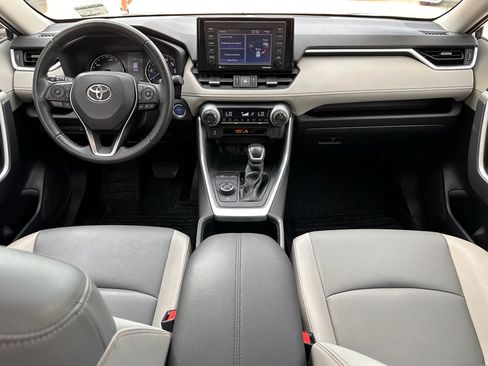 Used 2022 Toyota RAV4 XLE Premium image 2