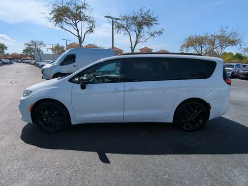 Used 2025 Chrysler Pacifica Limited image 8