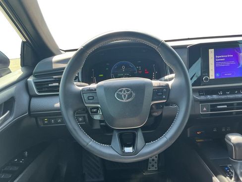 Used 2025 Toyota Camry SE w/ Convenience Package FWD image 18