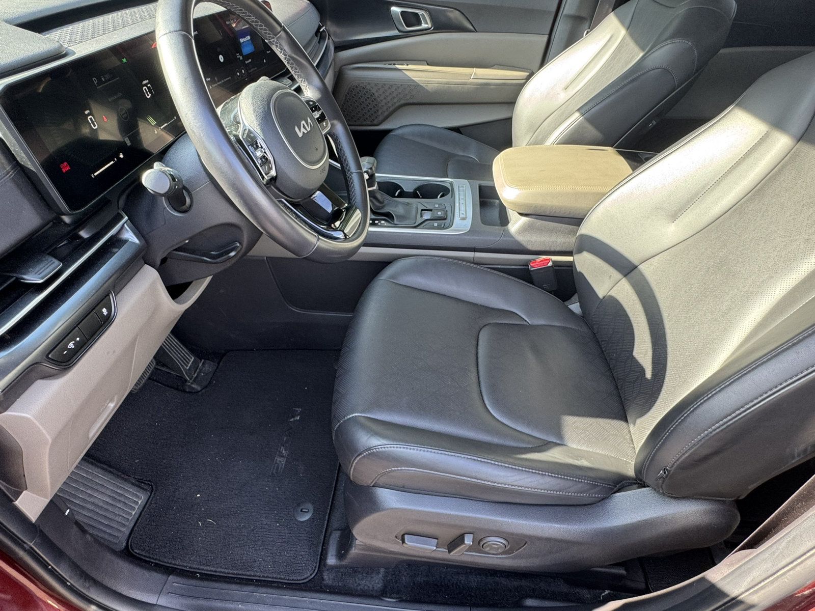 Used 2025 Kia Carnival FWD image 9