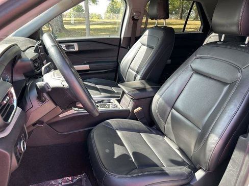 Used 2023 Ford Explorer XLT w/ Equipment Group 202A image 4