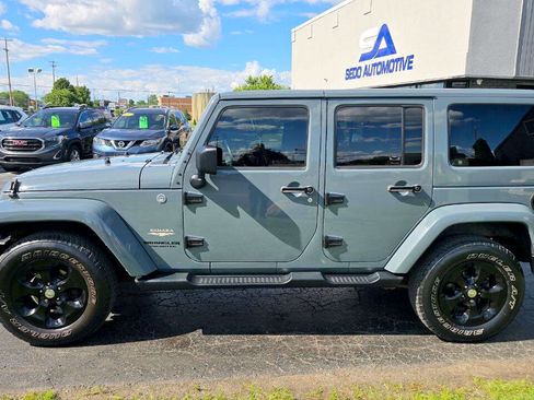 Used 2014 Jeep Wrangler Unlimited Sahara w/ Dual Top Group AWD/4WD image 3