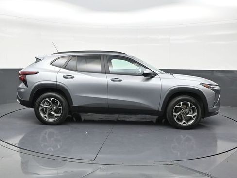 Used 2025 Chevrolet Trax LT FWD image 6