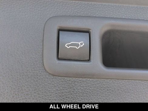 Used 2022 Toyota Highlander XLE AWD/4WD image 25