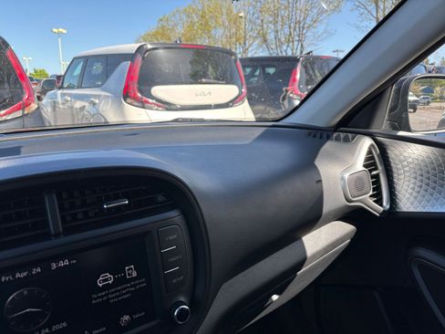 Used 2025 Kia Soul LX w/ LX Technology Package FWD image 33