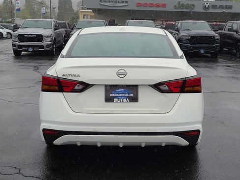 Used 2025 Nissan Altima 2.5 SV FWD image 13