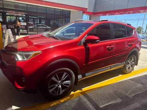 Used 2017 Toyota RAV4 XLE FWD image 2