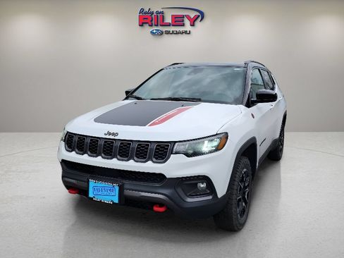 Used 2025 Jeep Compass Trailhawk AWD/4WD image 10