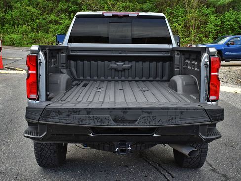 Used 2025 Chevrolet Silverado 2500 ZR2 w/ Technology Package AWD/4WD image 9