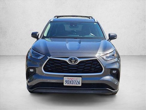 Used 2023 Toyota Highlander XLE FWD image 2