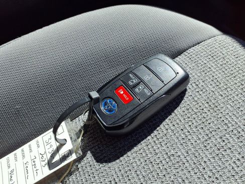 Used 2023 Toyota Sienna LE AWD/4WD image 23