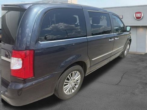 Used 2014 Chrysler Town & Country Touring-L w/ Driver Convenience Group FWD image 6