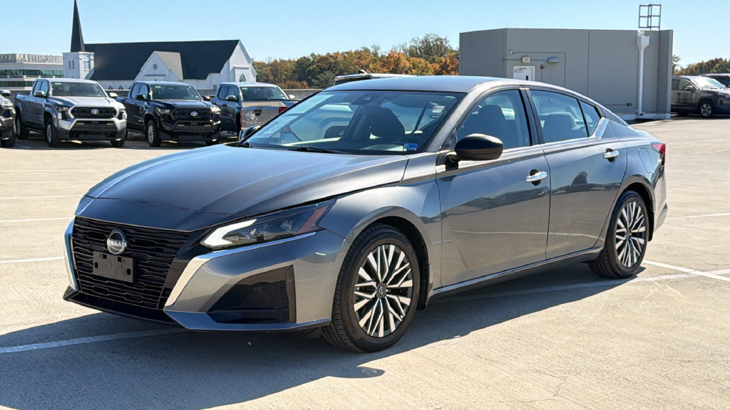 Used 2024 Nissan Altima 2.5 SV FWD image 2