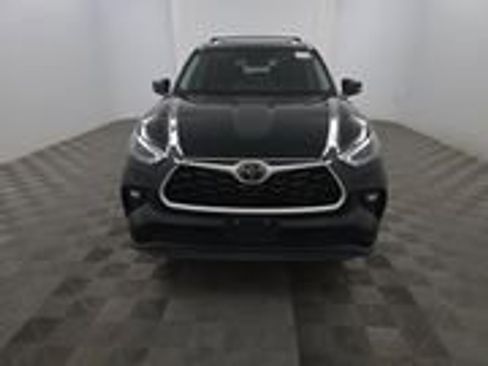 Used 2024 Toyota Highlander XLE image 2