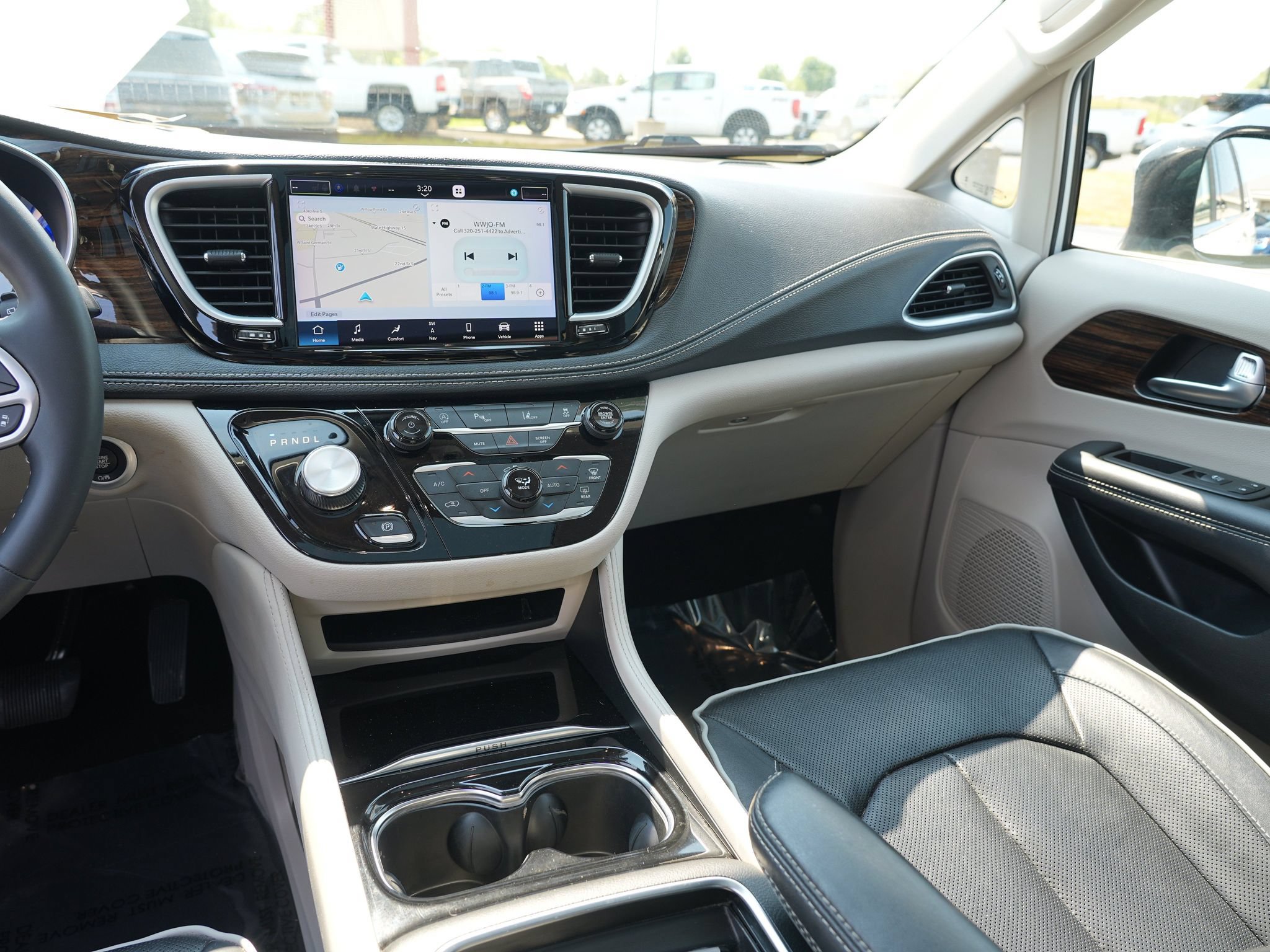 Used 2023 Chrysler Pacifica Limited FWD image 21