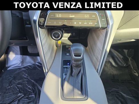 Used 2024 Toyota Venza Limited image 25
