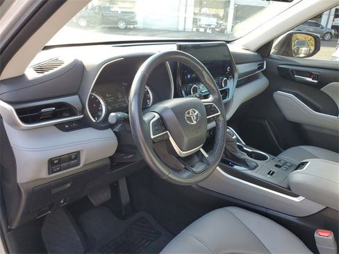 Used 2023 Toyota Highlander XLE image 19