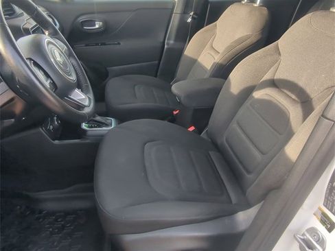 Used 2020 Jeep Renegade Latitude w/ Cold Weather Group image 11