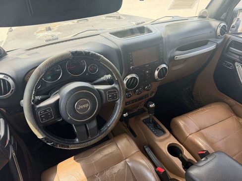 Used 2011 Jeep Wrangler Unlimited Rubicon w/ Connectivity Group AWD/4WD image 4
