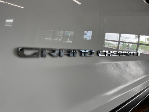 Used 2022 Jeep Grand Cherokee Limited 4xe w/ Luxury Tech Group II AWD/4WD image 12