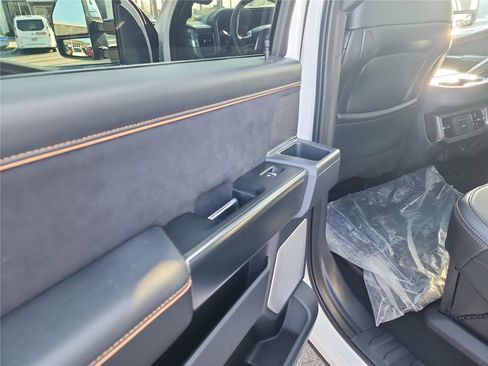 Certified 2024 Ford F250 Platinum w/ FX4 Off-Road Package image 19