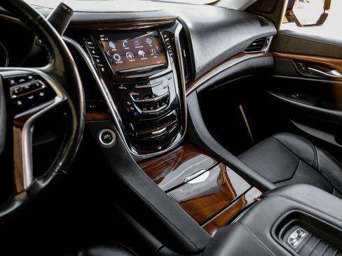 Used 2019 Cadillac Escalade ESV Premium Luxury image 26