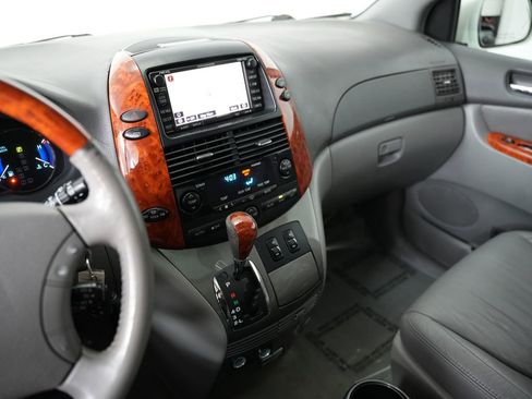 Used 2010 Toyota Sienna XLE Limited image 19