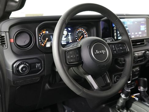 Used 2025 Jeep Wrangler Unlimited Rubicon AWD/4WD image 11
