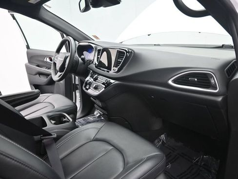 Used 2025 Chrysler Pacifica Select FWD image 19