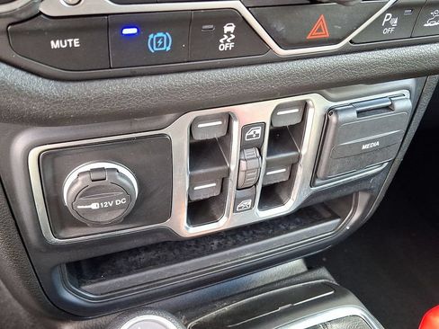 Used 2024 Jeep Wrangler Unlimited w/ Convenience Group AWD/4WD image 25