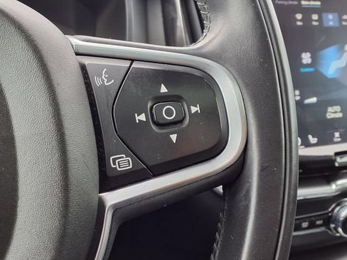 Used 2018 Volvo XC60 T5 Momentum w/ Vision Package AWD/4WD image 16