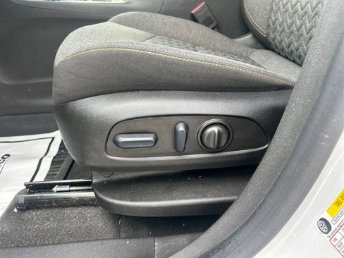 Used 2023 Chevrolet Equinox LT image 33