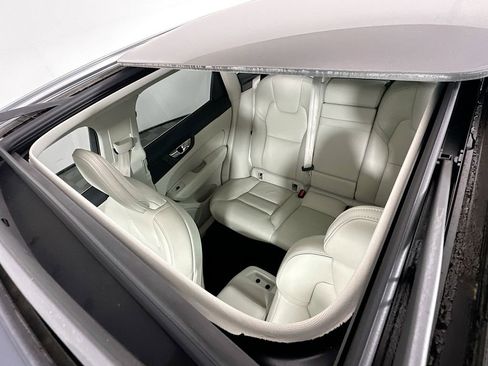 Used 2021 Volvo XC60 T5 Momentum w/ Premium Package image 21