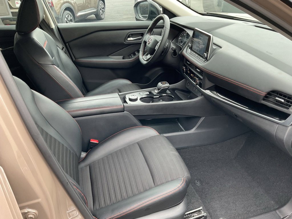 Used 2025 Nissan Rogue SV AWD/4WD image 18
