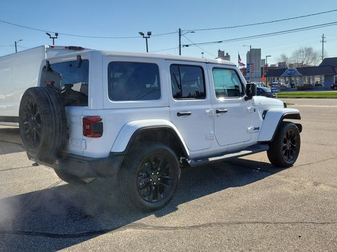 Used 2025 Jeep Wrangler Unlimited Sahara AWD/4WD image 4