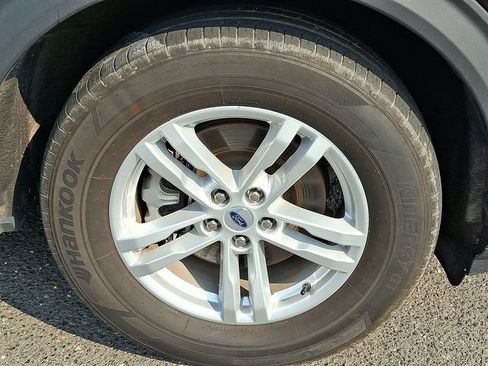 Used 2023 Ford Explorer XLT AWD/4WD image 9