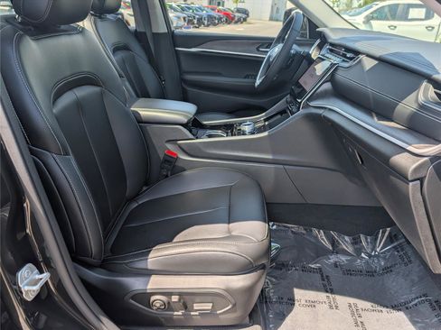 Used 2023 Jeep Grand Cherokee L Limited AWD/4WD image 11