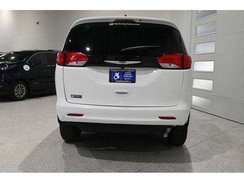Used 2023 Chrysler Voyager LX FWD image 8