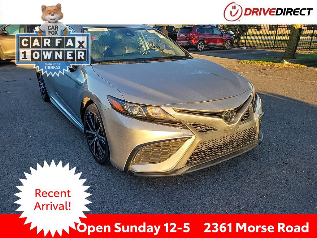 Used 2022 Toyota Camry SE FWD image 1