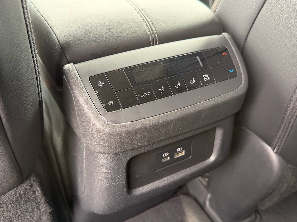Used 2024 Nissan Pathfinder SL FWD image 18