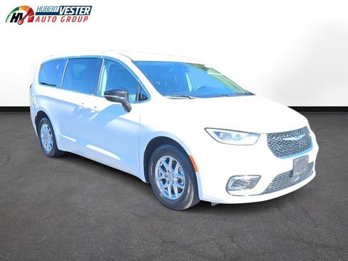 Used 2024 Chrysler Pacifica Touring-L FWD image 4
