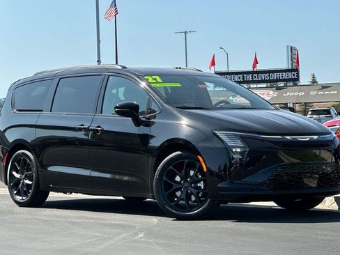 New 2027 Chrysler Pacifica Limited FWD image 2